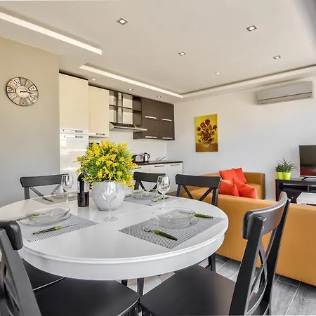 Luxe 3-bedroom Duplex Penthouse With Sea View Terrace And Jacuzzi * Valletta