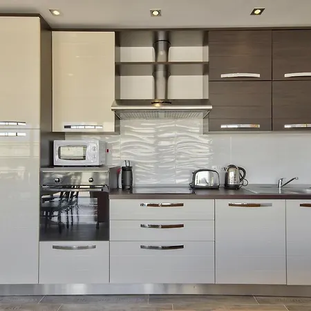 Luxe 3-bedroom Duplex Penthouse With Sea View Terrace And Jacuzzi *